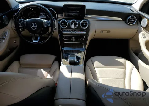 2015 Mercedes-Benz C 300 4Matic z USA, uszkodzony, nr VIN 55SWF4KB6FU020356